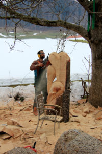 Baumfründ mauRo Impellizzeri beim schnitzen von einer Herz Holzskulptur