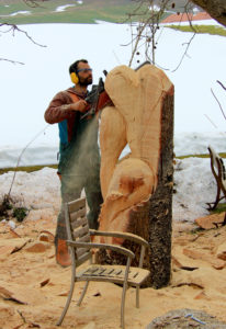 Holzskulptur mit der Motorsu00e4ge geschnitzt